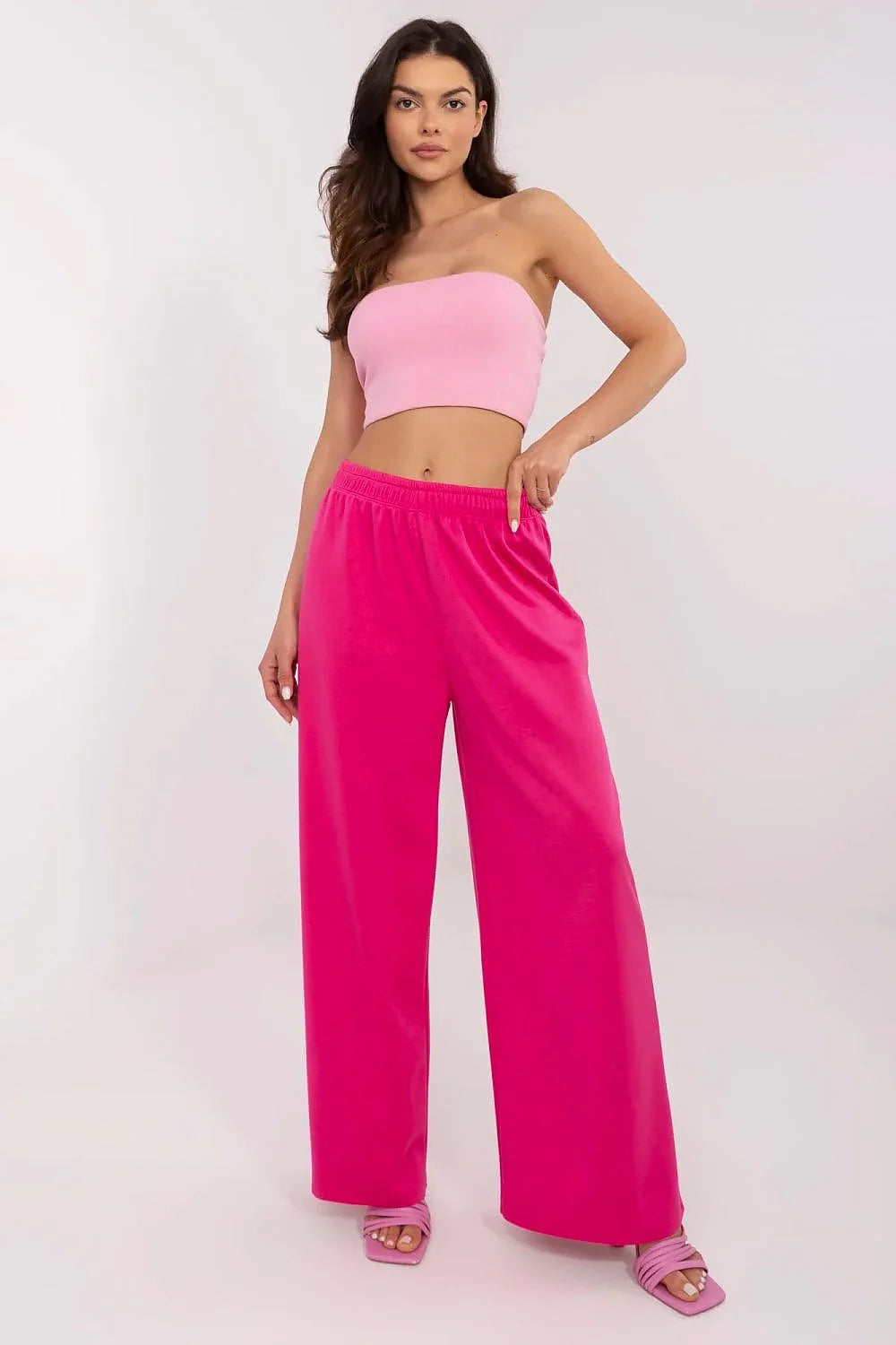 Tenue deux pièces mode féminine haut bandeau maille côtelée rose pastel pantalon large tissu fluide rose vif femme occasion décontractée été