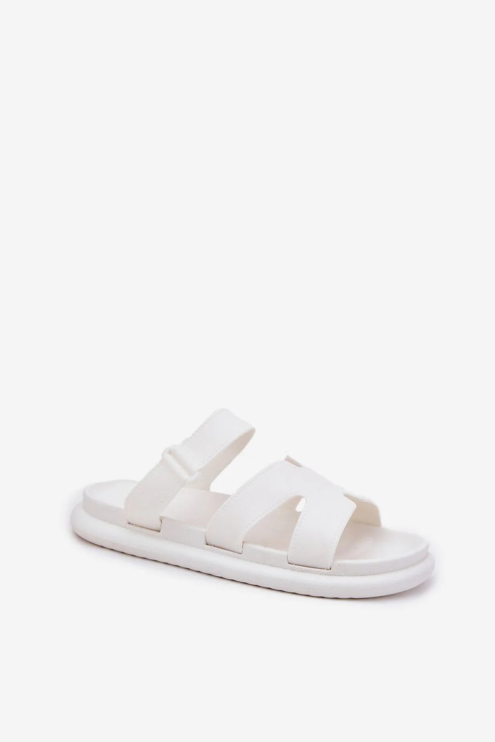 Clacquettes Step in style pour femmes, sandales blanches modernes, design minimaliste chic, semelle caoutchouc confortable, bride croisée ajustable, idéales été plage décontracté