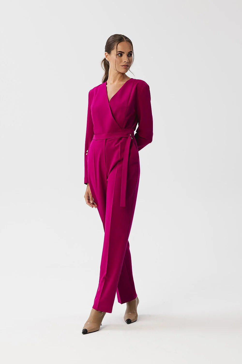Combinaison femme élégante moderne fuchsia ajustée décolleté croisé ceinture métallique manches longues poches latérales