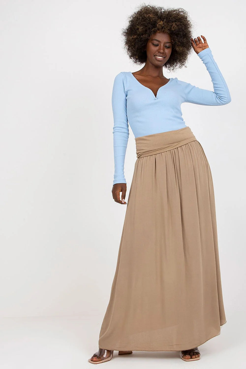 Tenue femme chic et décontractée jupe longue et haut ajusté manches longues couleur pastel bleu et camel