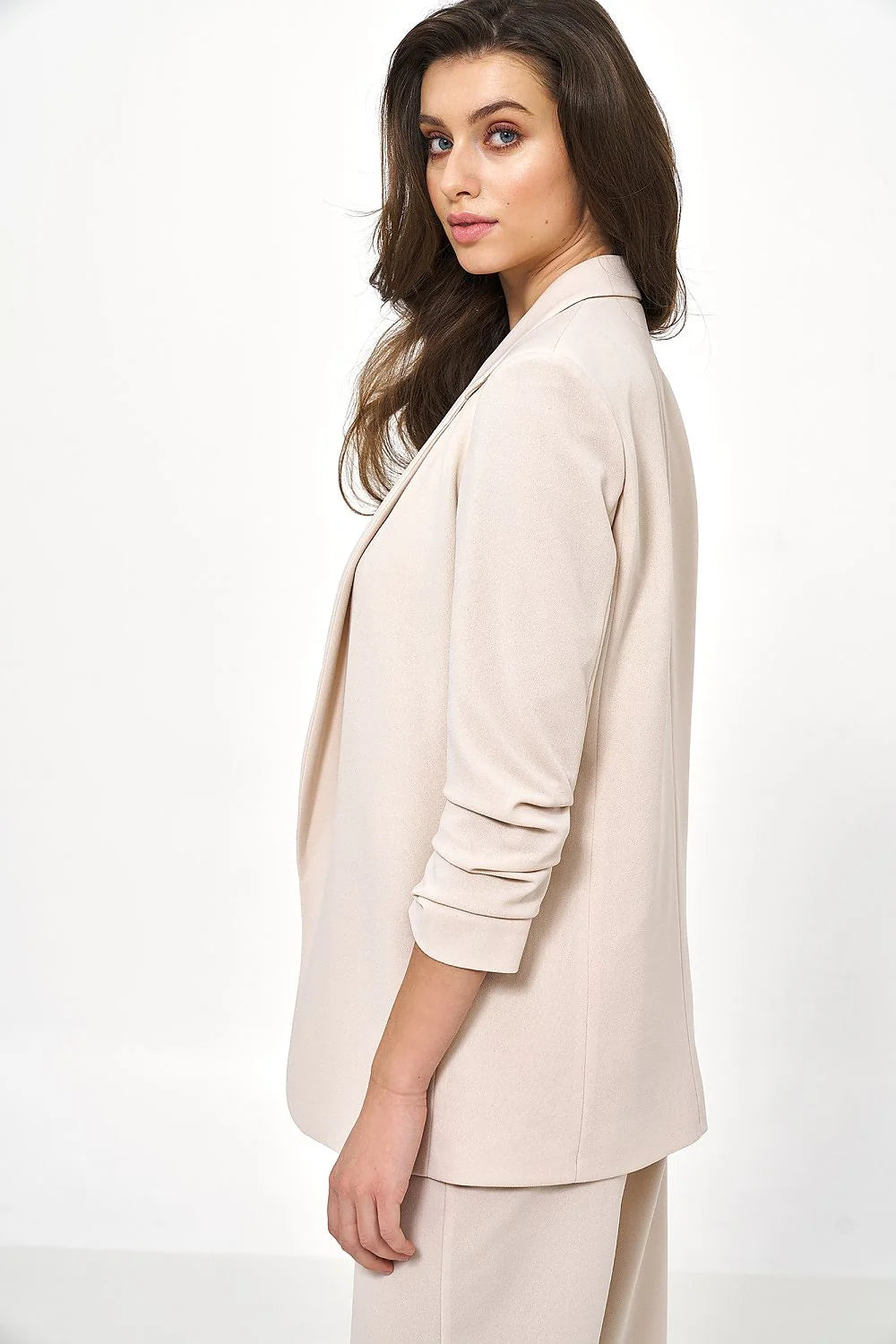 blazer femme long beige coupe droite épaules souples col cranté ouverture frontale sans boutons manches trois quarts crêpe
