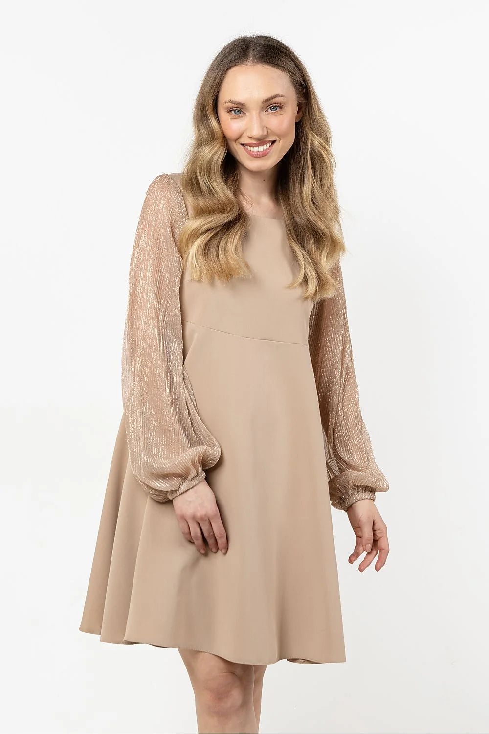 Robe de soirée élégante couleur beige manches transparentes en tulle longueur genoux trapèze femme