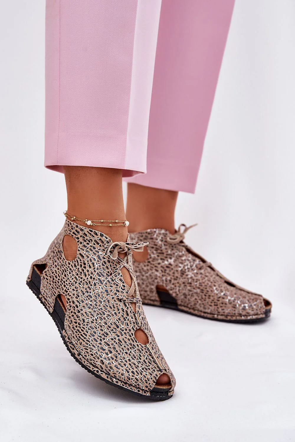 Sandales féminines style audacieux ouvertureorteils perforations cuir texturé leopard print laces ajustables confort été tenues décontractées