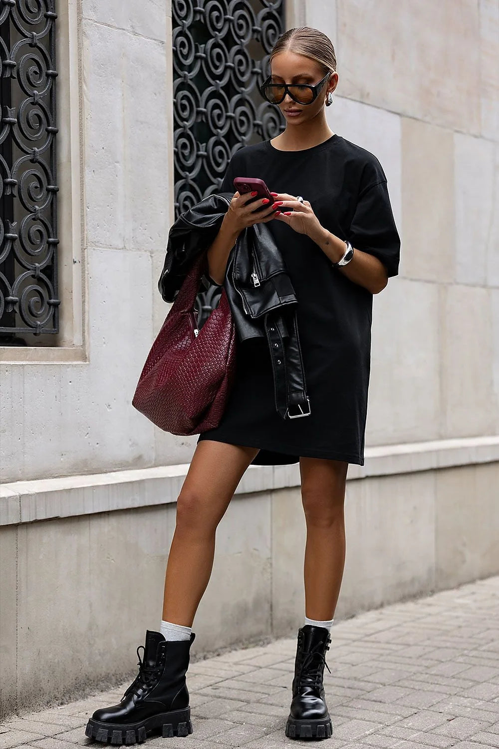 robe tshirt oversize noire coton jersey col rond manches courtes coupe droite longueur genou broderie minimaliste tonale confortable