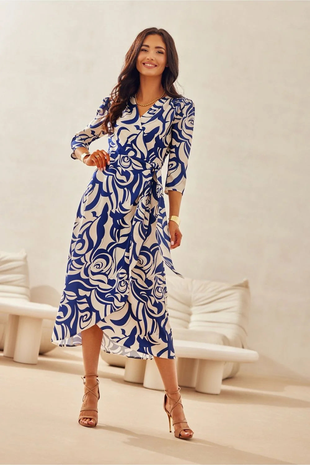 Robe de jour élégante à motifs abstraits bleu royal sur fond blanc, portefeuille, manches trois-quarts, tissu fluide polyester, taille ajustable, occasion semi-formelle femme