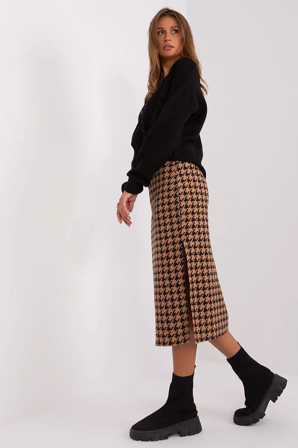 jupe midi crayon ajustee taillehaute pieddepoule jacquard maille coton elasthanne fente laterale noir camel retrochic elegante