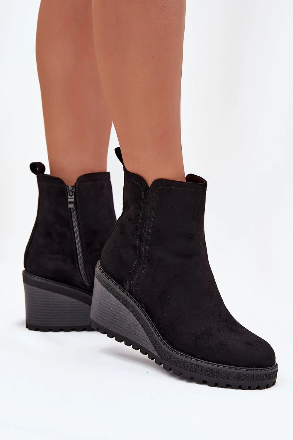 bottines suédine noires cheville talon compensé 8cm plateforme semelle crantée antidérapante doublure fourrure synthétique fermeture éclair patte arrière maintien confortable