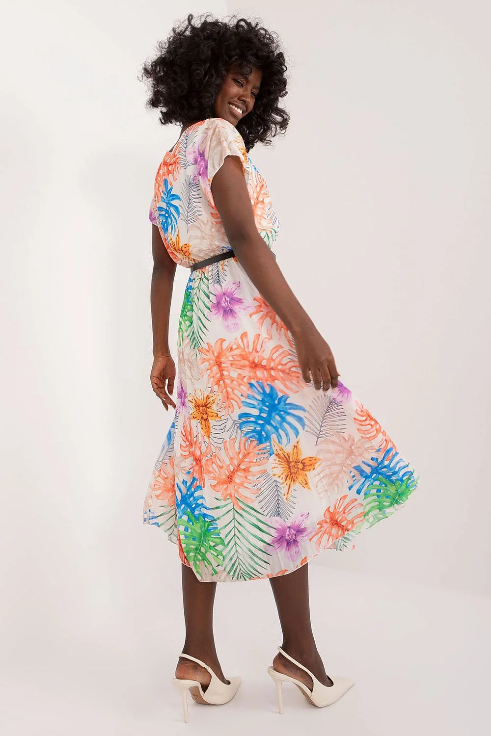 Robe d'été pour femme motifs floraux tissu léger ceinture dorée manches courtes encolure ronde fente évasée occasion semi-formelle