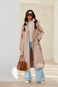Manteau long pour femme design moderne élégance urbaine beige coupe droite col à revers manches longues poches fendues