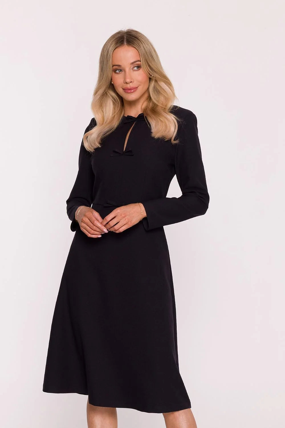robe midi noire trapèze tissu structuré chiné encolure arrondie fente légère manches longues poches dissimulées noeuds décoratifs taille cintrée