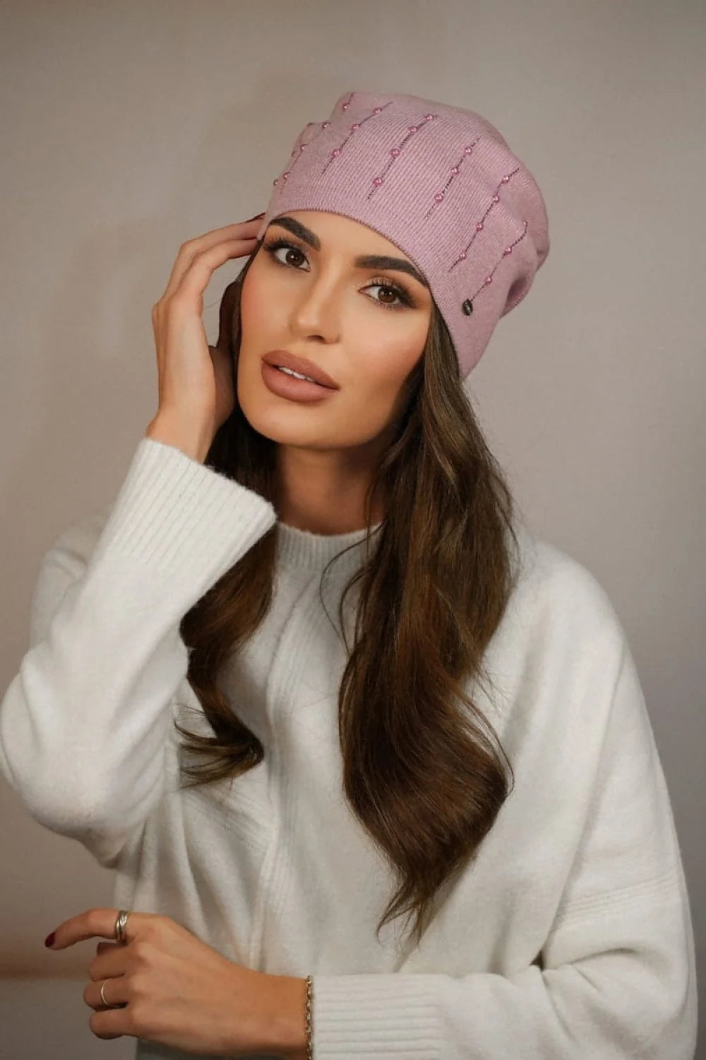 bonnet féminin élégant laine mélangée rose poudré perlé lignes verticales médaillon métallique bord côtelé slouchy ample chaud doux
