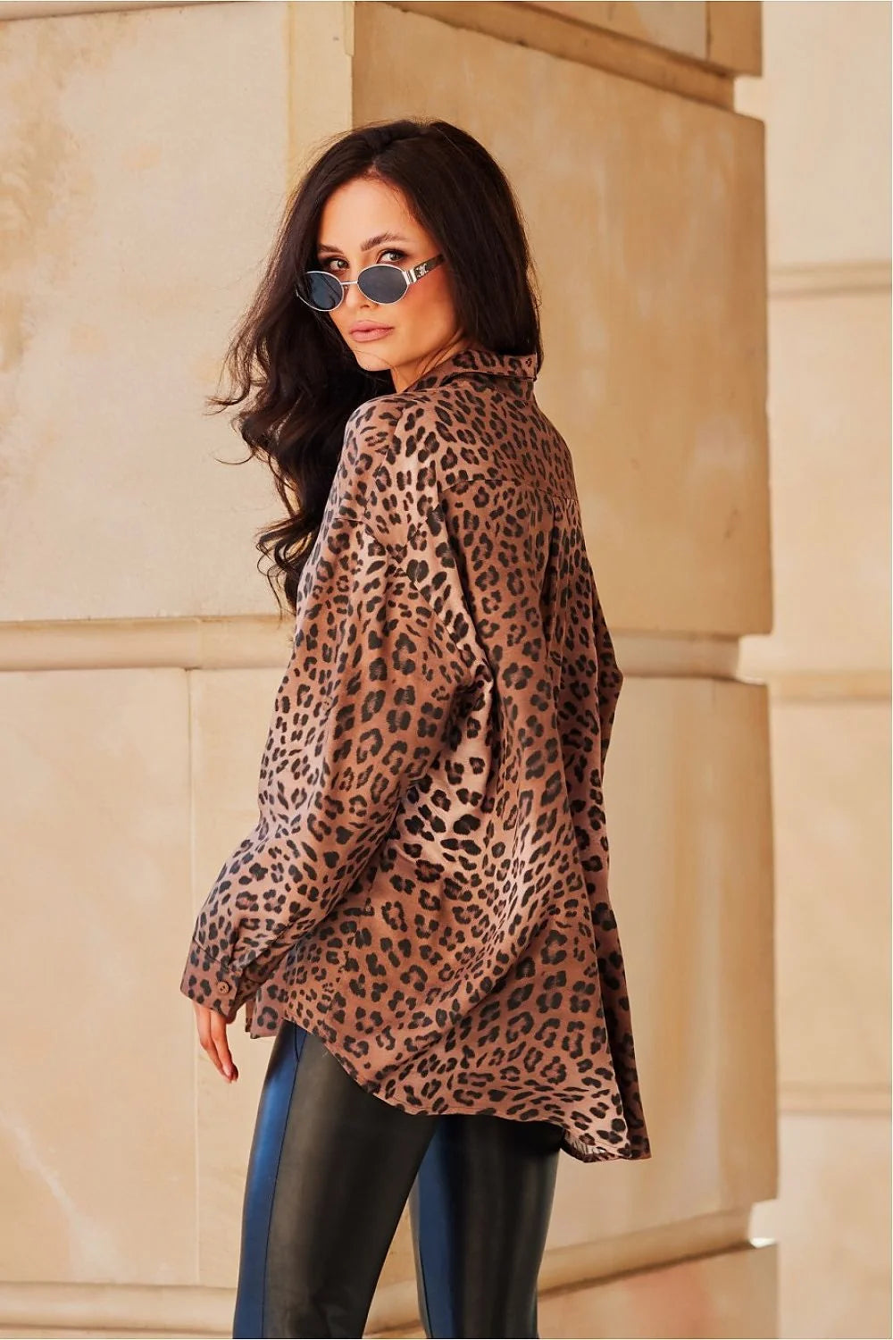 chemise manches longues imprimé léopard oversize beige noir tissu fluide satiné coupe ample tombé drapé col classique boutons ton hanches
