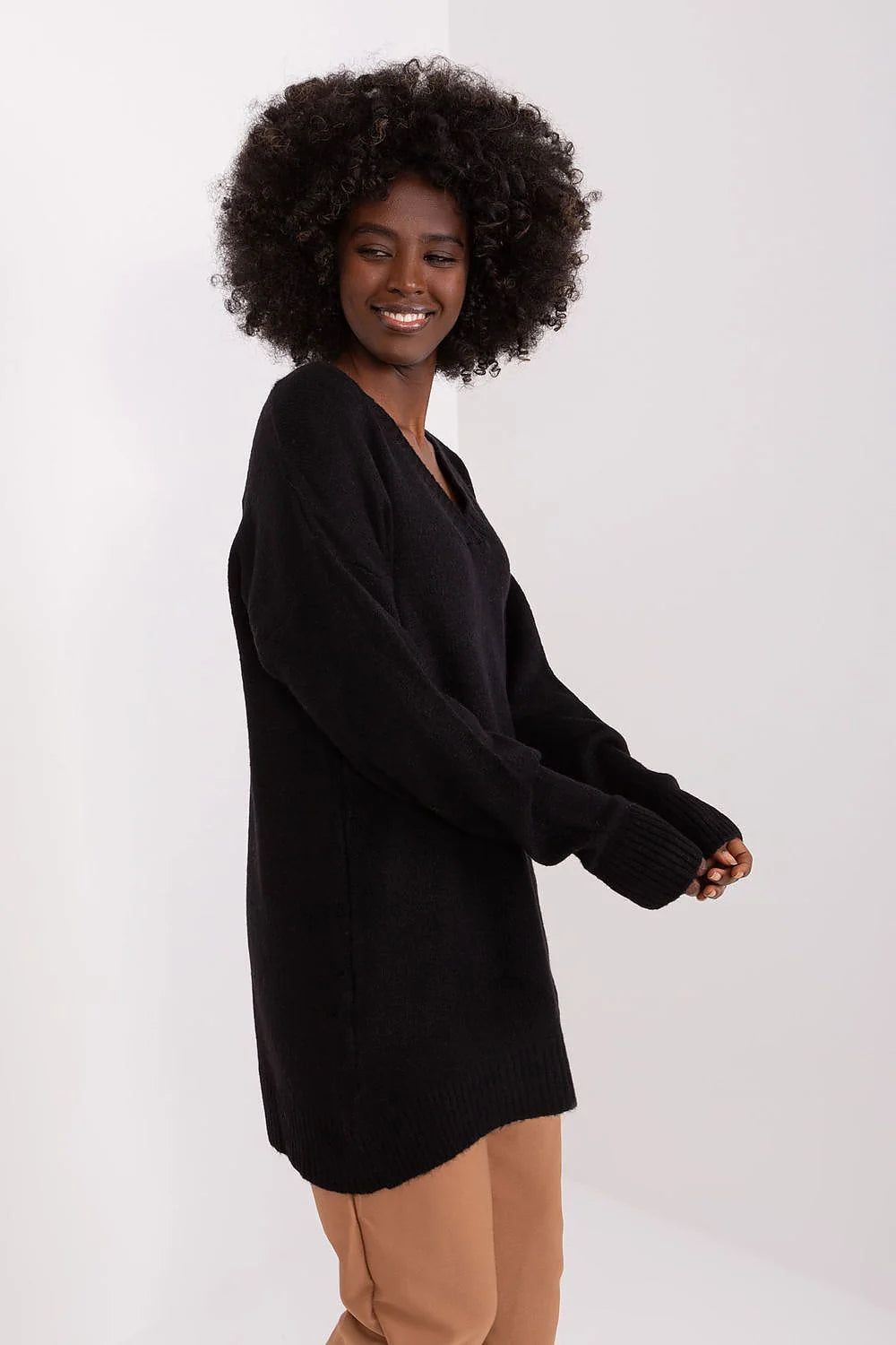 Chandail femme noir élégant coupe ample col V manches longues laine hiver intemporel élégance mode