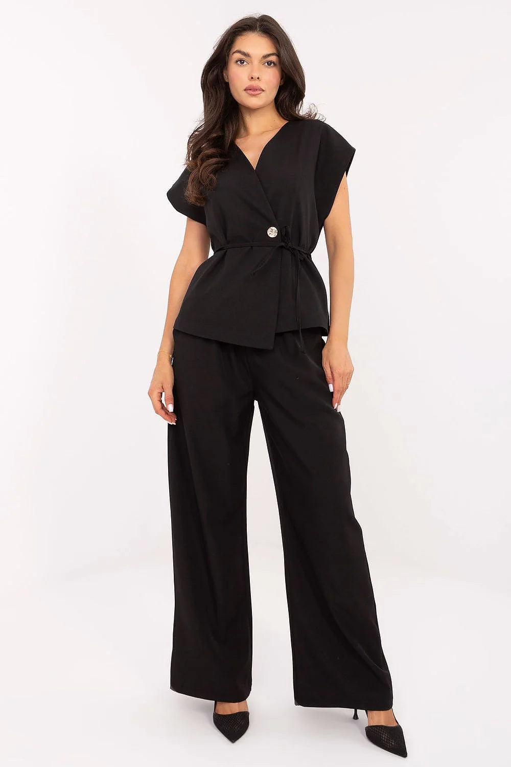 ensemble tailleur femme pantalon palazzo taille haute jambes larges gilet manches courtes col V boutonné ceinturé lien fluide tombant élégant