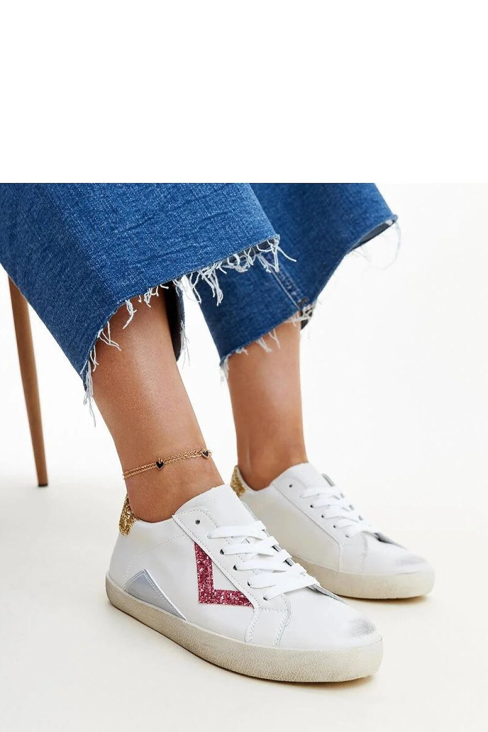 Baskets mode femmes design moderne élégant cuir blanc paillettes dorées talon détails fête occasion