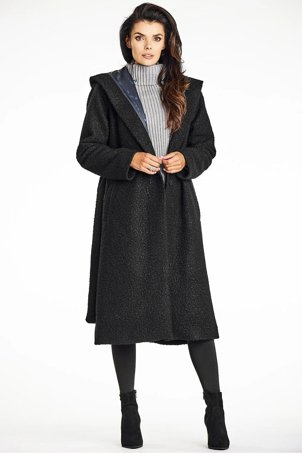 Manteau élégant long pour femme en tissu texturé noir avec capuche et col châle doublure satinée Awama