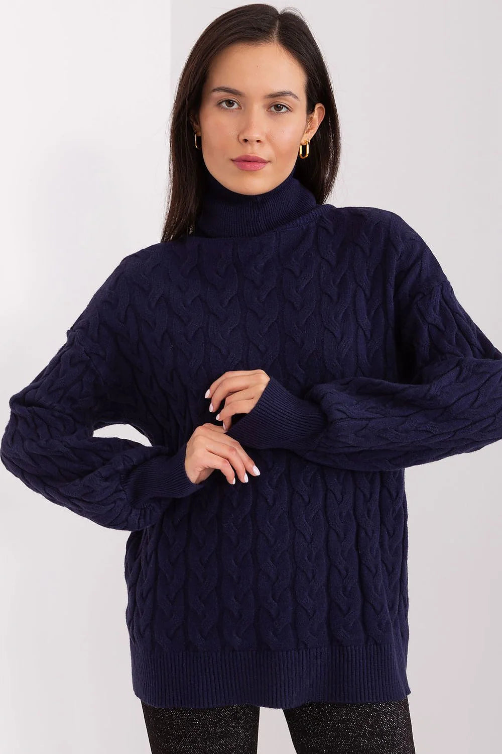 Pull à col roulé pour femme en maille torsadée bleu marine, coupe relax, manches longues, finitions côtelées, matière mixte laine et fibres synthétiques, style élégant et intemporel