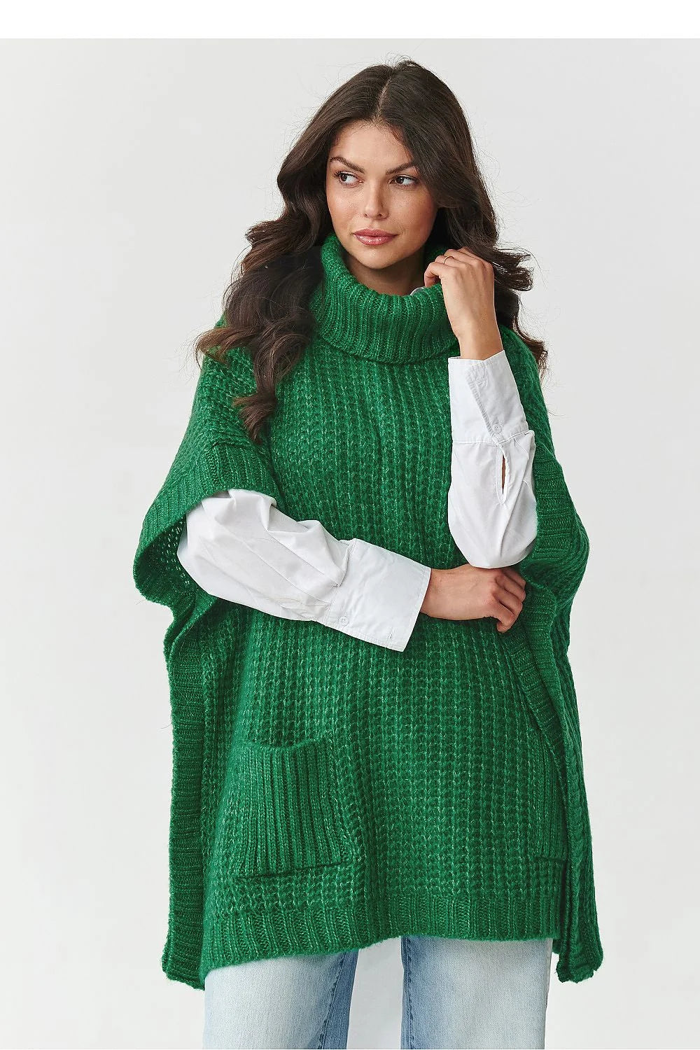 poncho femme col roulé oversize manches courtes cape ouverture latérale poches plaquées maille épaisse texture côtelée généreuse longueur hanches émeraude