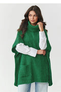 poncho femme col roulé oversize manches courtes cape ouverture latérale poches plaquées maille épaisse texture côtelée généreuse longueur hanches émeraude