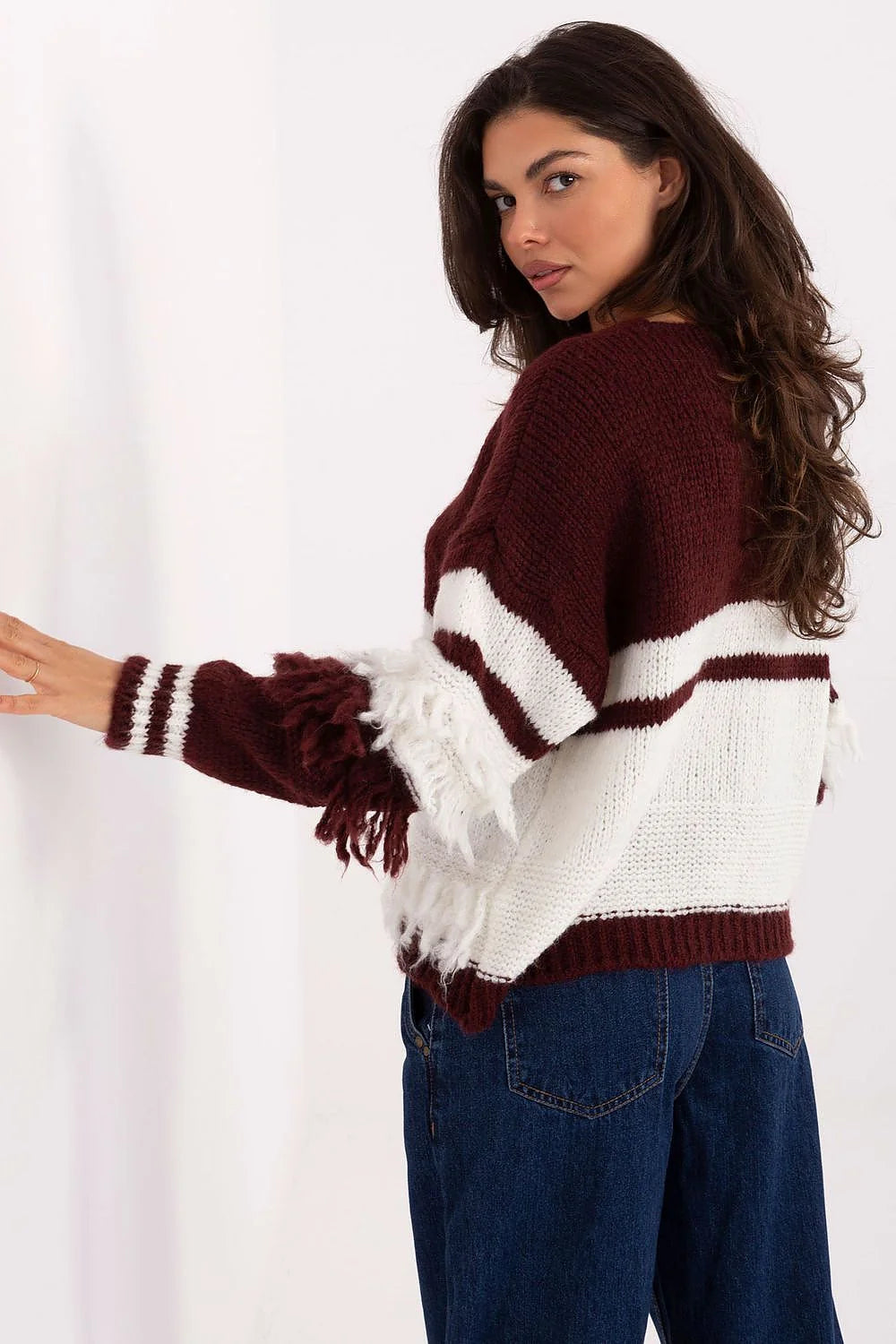 cardigan femme bicolore bordeaux blanc rayures horizontales col V boutonné boutons dorés franges ourlet manches bouffantes oversize maille duveteuse chaude