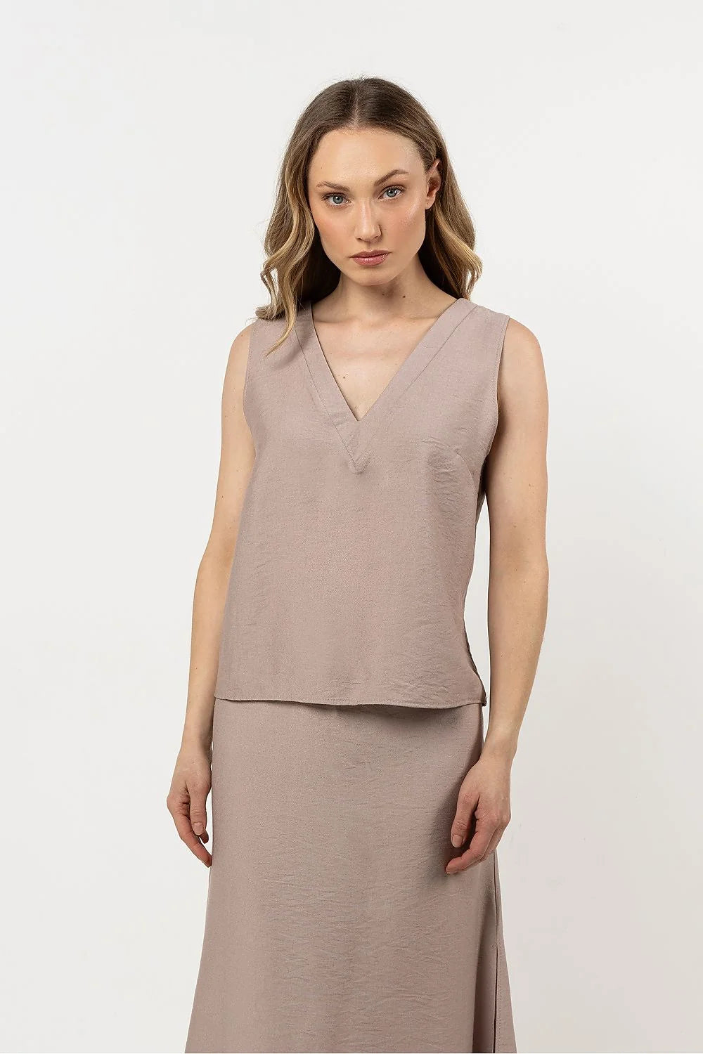ensemble féminin élégant minimaliste chic taupe texturé rayonne nylon léger respirant chemisier sans manches décolleté V jupe midi