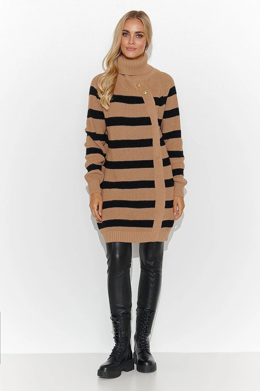 Robe-pull à col roulé moderne design rayures camel noir matériau tricot longueur mi-cuisse femme automne hiver