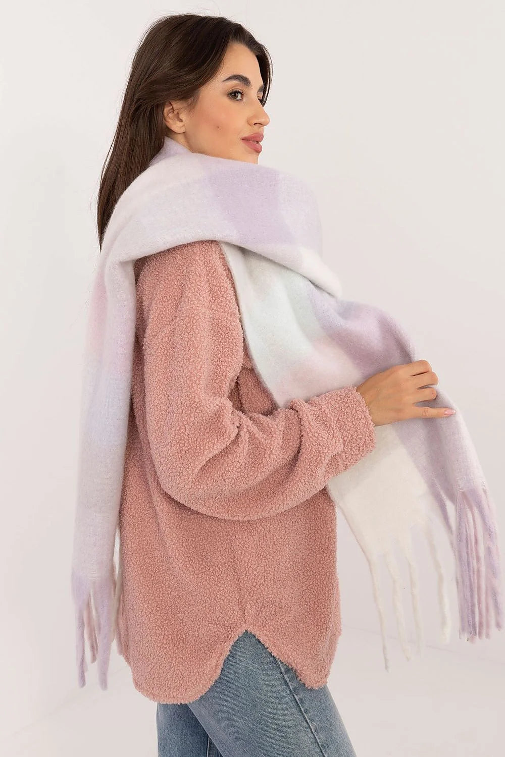 Ensemble vêtements femme style cosy intemporel veste polaire sherpa écharpe laine mélange rose pâle gradient blanc lavande franges hiver froid élégance confort mode