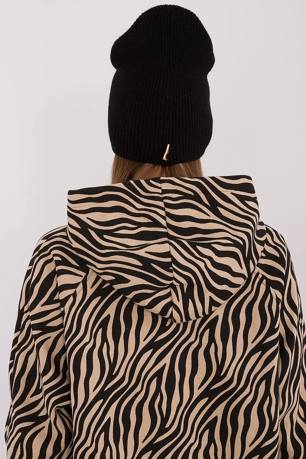 bonnet femme noir maille côtelée slouchy sommet arrondi étiquette beige similicuir extensible chaud décontracté polyvalent élégant confortable intemporel