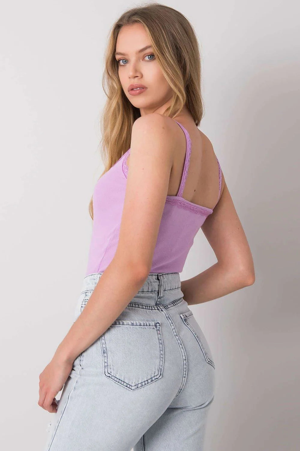 débardeur femme côtelé lilas doux extensible coton élasthanne slim ajusté encolure V dentelle bordure bretelles fines courte versatile romantique intemporel