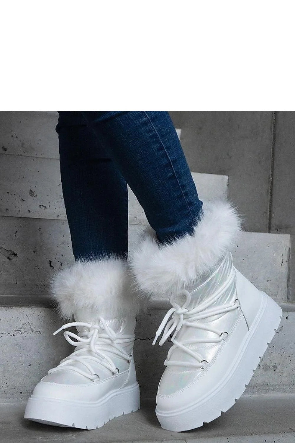 bottes solea neige blanches irisée fourrure synthétique volumineuse semi montantes lacage fonctionnel plateforme épaisse crantée adhérence doublure chaude élégantes urbaines
