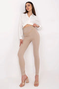 Ensemble féminin élégant chemisier blanc manches longues et legging taille haute beige stretch polyester elasthanne