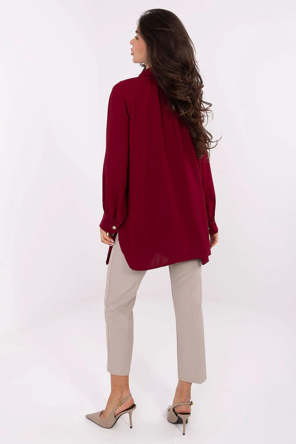 chemise femme oversize bordeaux longue tissu fluide col classique manches longues bouffantes poignets délicats boutons dorés poches latérales