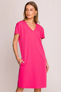 Robe de jour moderne élégante femme couleur rose vif encolure V manches courtes longueur genou poches latérales tissu fluide