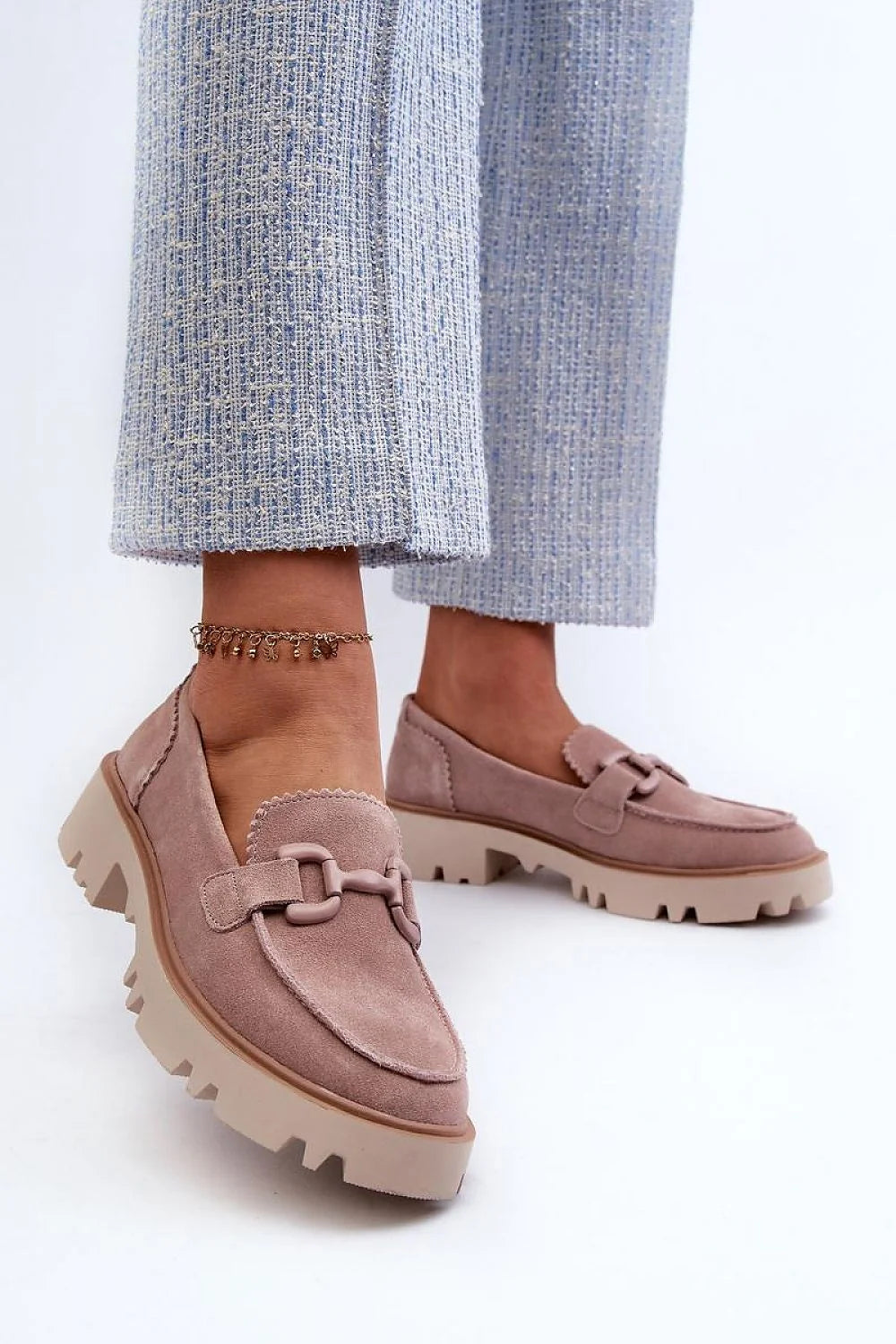 mocassins femmes élégants daim rose poudré luxueux confortables semelle crantée beige plateforme légère mors métallique couture festonnée maintien structuré chic