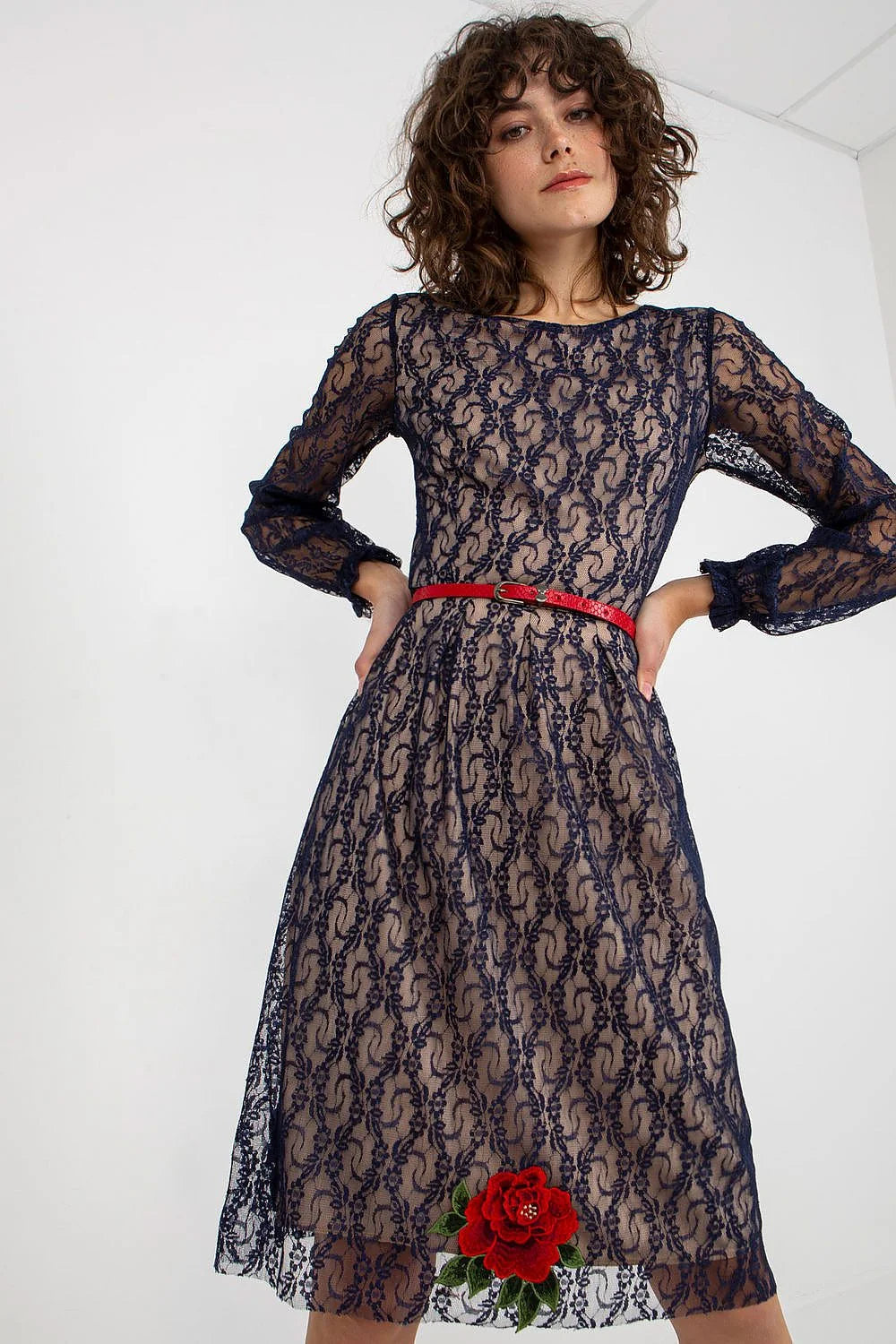Robe de soirée élégante longue manches longues dentelle bleu marine ceinture rouge fleur brodée femme