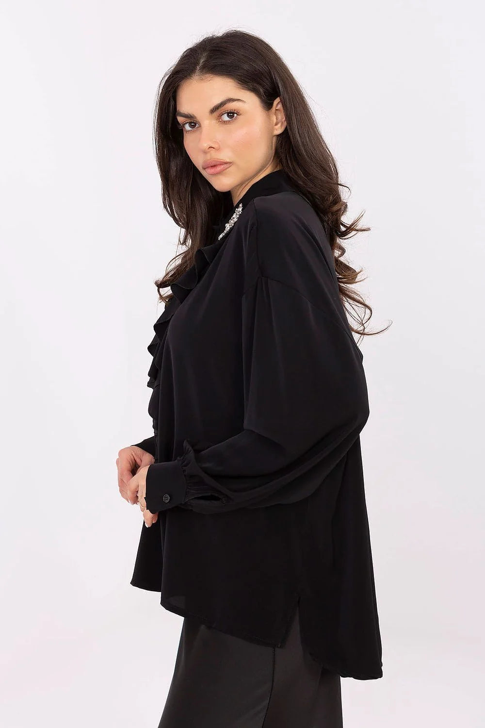 chemisier élégant femme polyester léger lisse fluide longue dos allongé col large orné jabot subtil manches bouffantes confortable moderne sophistiqué