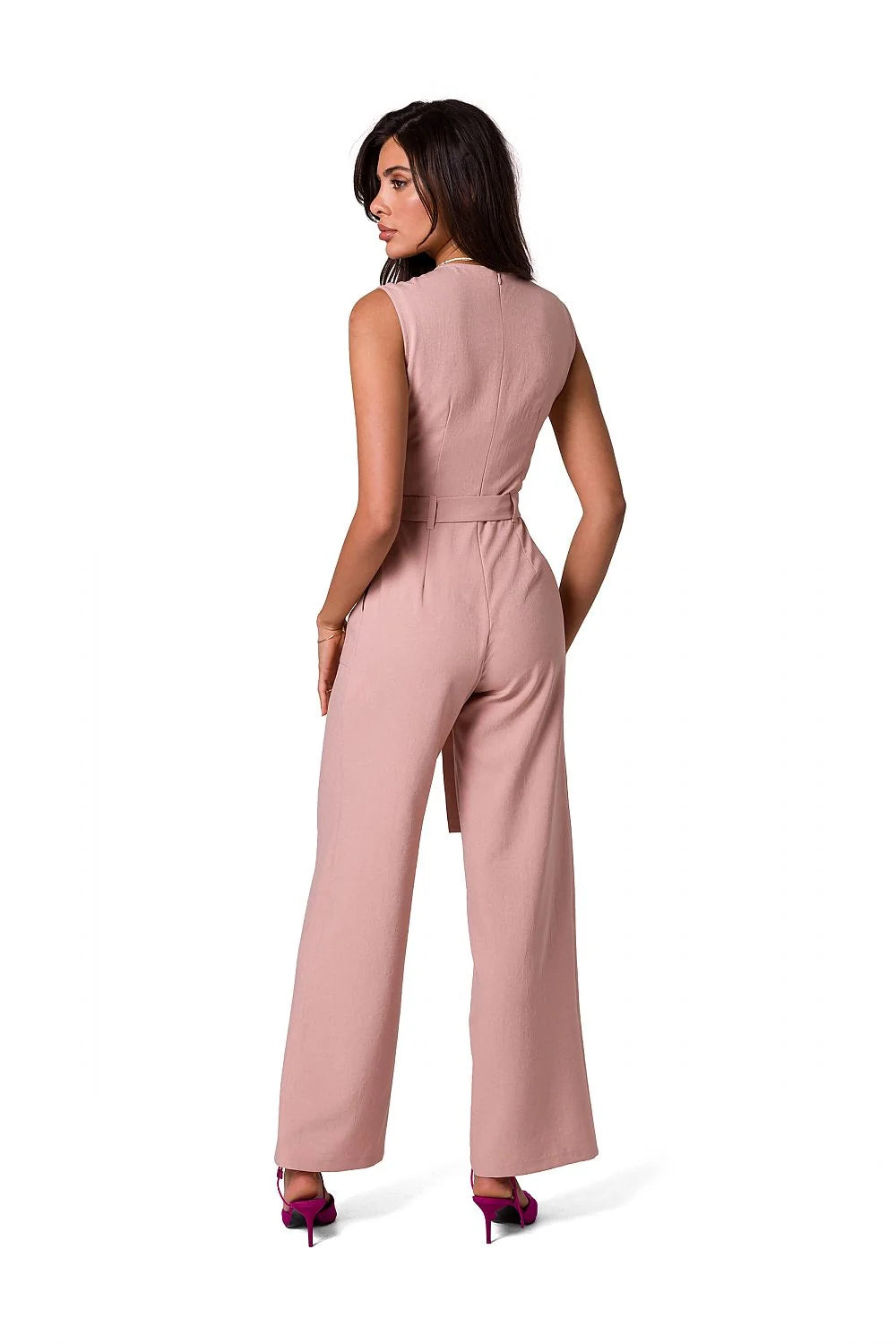 Combinaison élégante sans manches pour femme, design moderne, ceinture à nouer, poches latérales, tissu léger, couleur rose pâle, taille ajustable, occasion多様