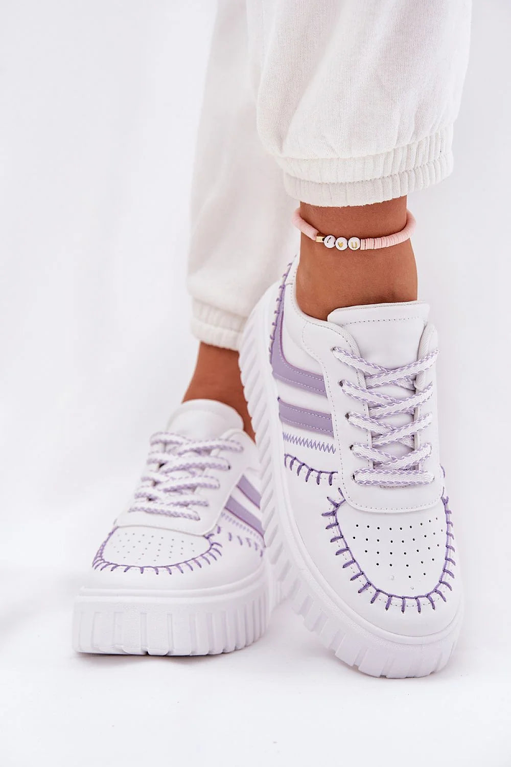 Chaussures de sport Step in style pour femmes, design moderne, cuir synthétique, blanc et lavande, confort maximal, semelle épaisse, ventilation, lacets assortis, athleisure, occasion quotidienne