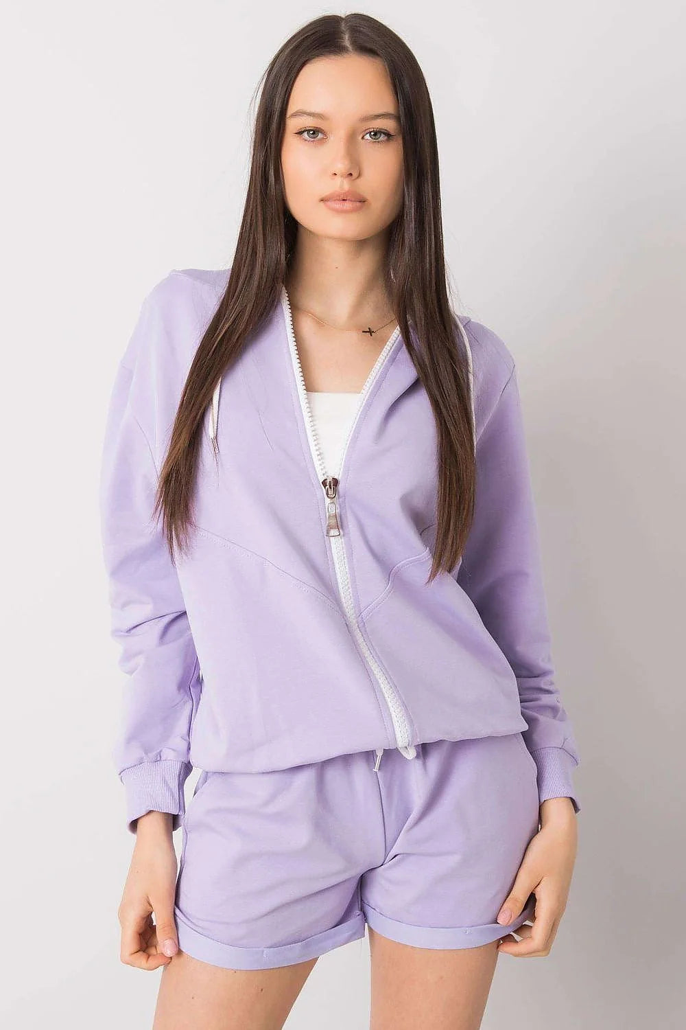 Ensemble hoodie lavande doux ample manches longues capuche cordons short taille élastiquée poches latérales moderne confortable féminin