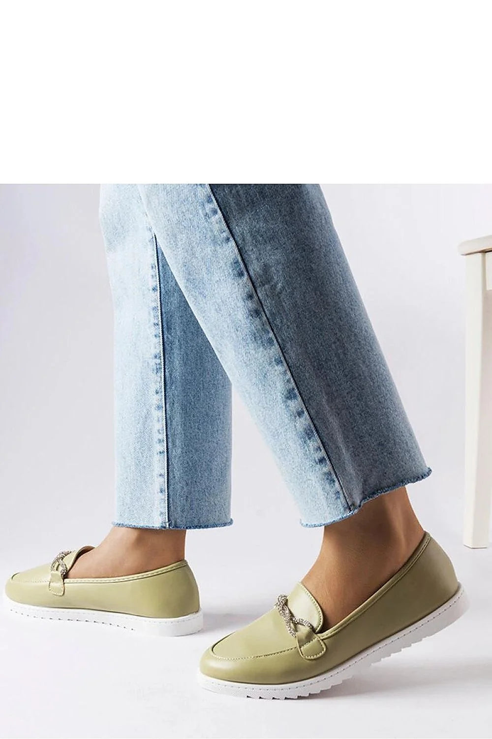 mocassins Solea femmes vert amande cuir synthétique bout rond semelle blanche épaisse crantée antidérapante chaîne métal argenté torsadée confortable élégant