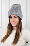 Bonnet d'hiver pour femme en tricot laine acrylique gris clair motif côtes verticales paillettes éclat discret coupe ajustée style classique décontracté