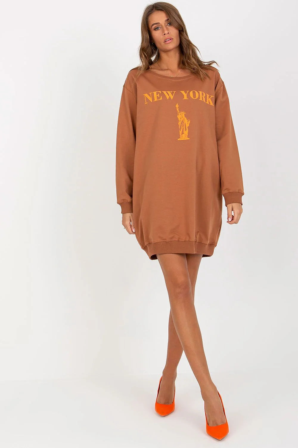 Robe sweatshirt oversize style urbain coloris marron détails NEW YORK Statue de la Liberté matériaux en coton polyester élasthanne confort mode femme