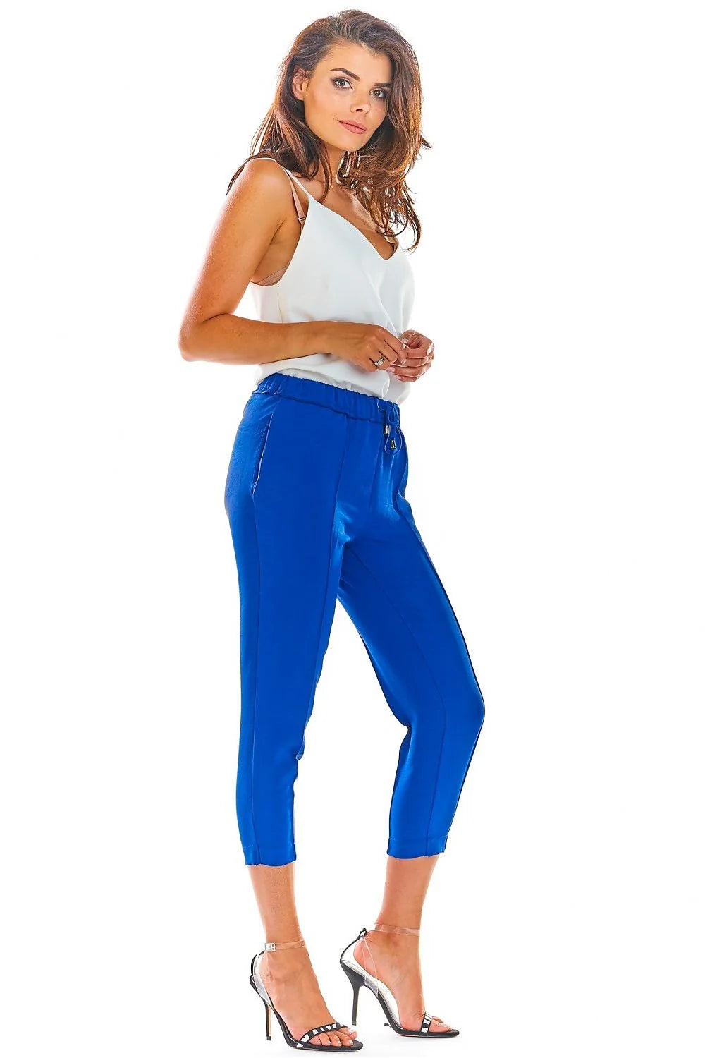 Ensemble débardeur coton blanc et pantalon moutarde moderne chic pour look estival féminin élégant