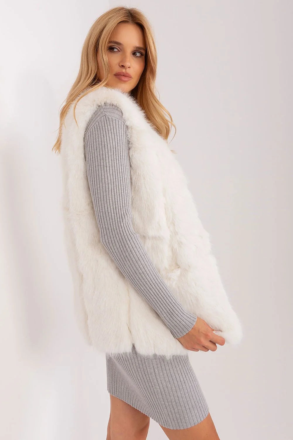 Gilet sans manches en fausse fourrure blanc robe tricot gris clair ensemble mode femme style moderne chic élégant