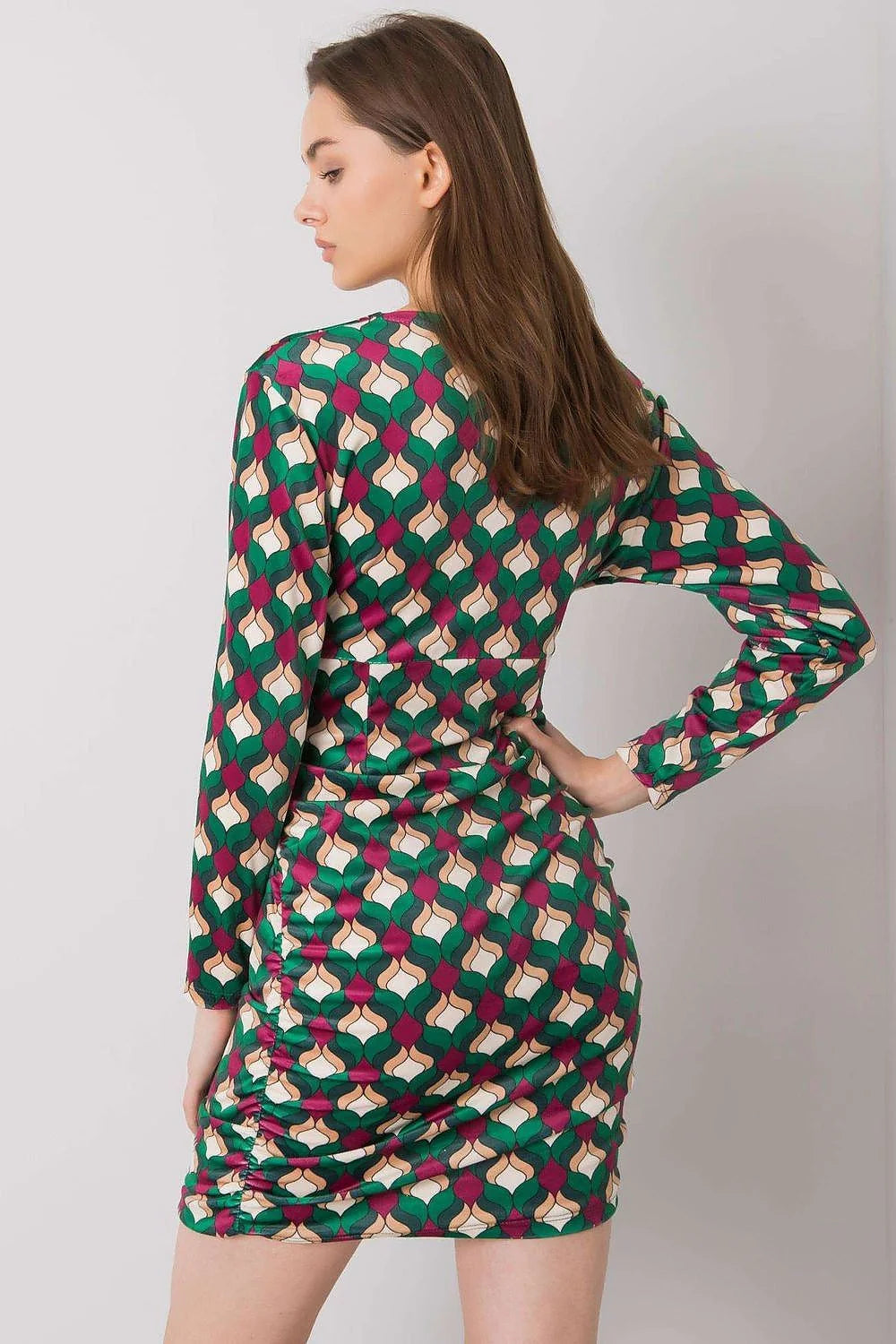 robe courte femme cocktail soirée ajustée bodycon manches longues col V géométrique rétro vert bordeaux froncée taille chaînette dorée satinée
