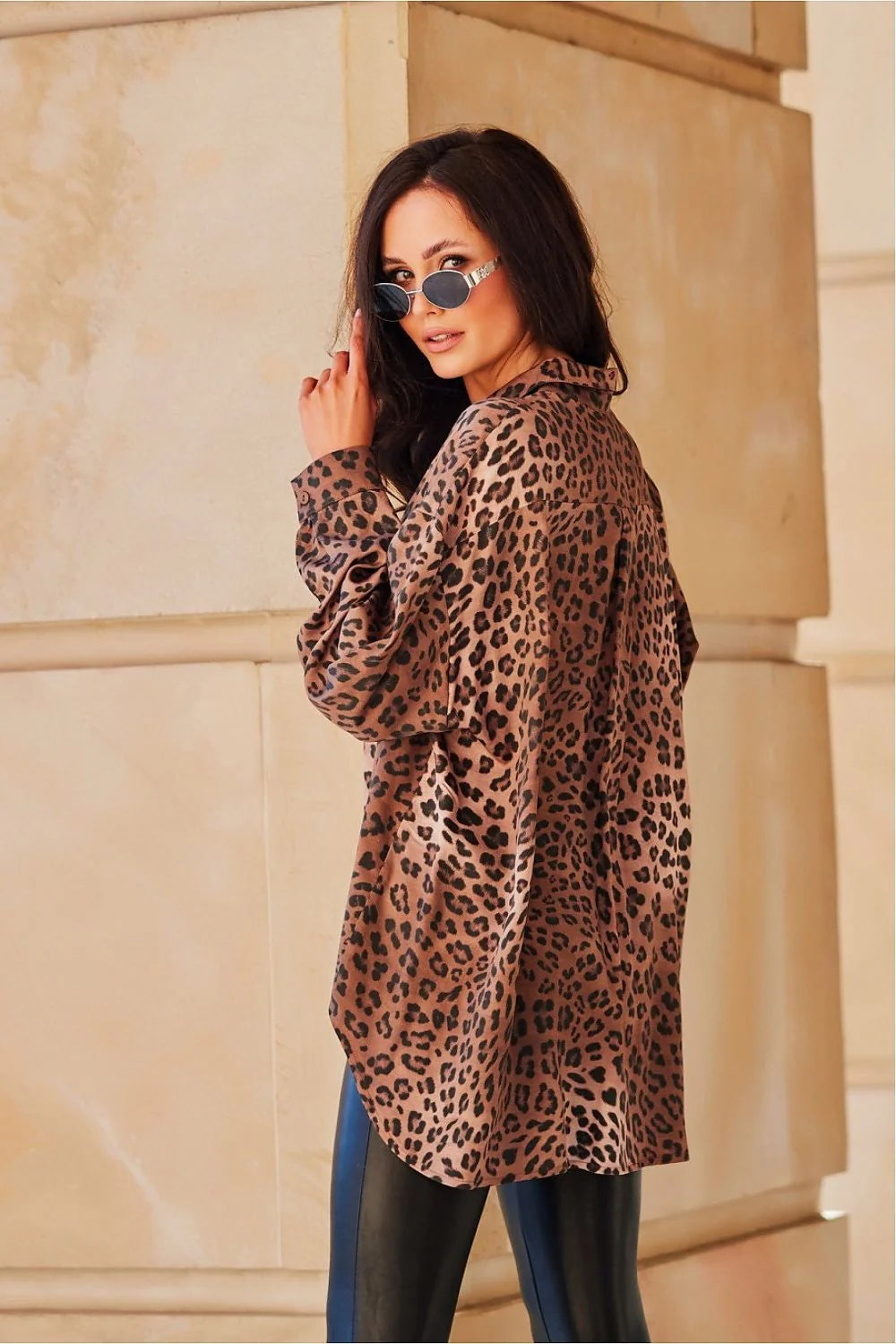 chemise manches longues imprimé léopard oversize beige noir tissu fluide satiné coupe ample tombé drapé col classique boutons ton hanches