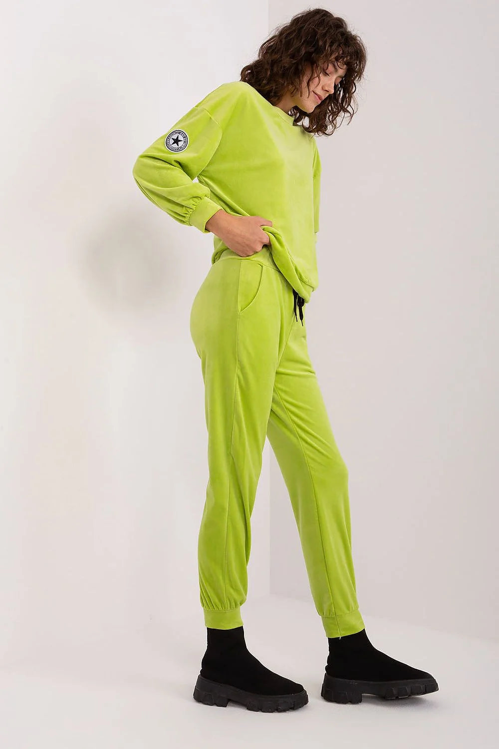 ensemble Italy Moda velours vert lime femme sweat oversize écusson manche pantalon jogger fuselé taille élastiquée cordon noir chevilles côtelées