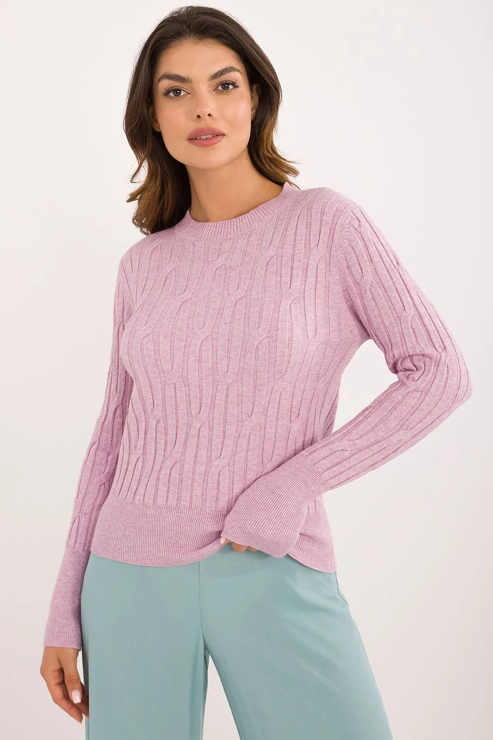 Chandail pour femme en mélange de viscose, nylon et polyester, texture torsadée verticale, couleur lilas, coupe droite, manches longues, col rond, finitions côtelées