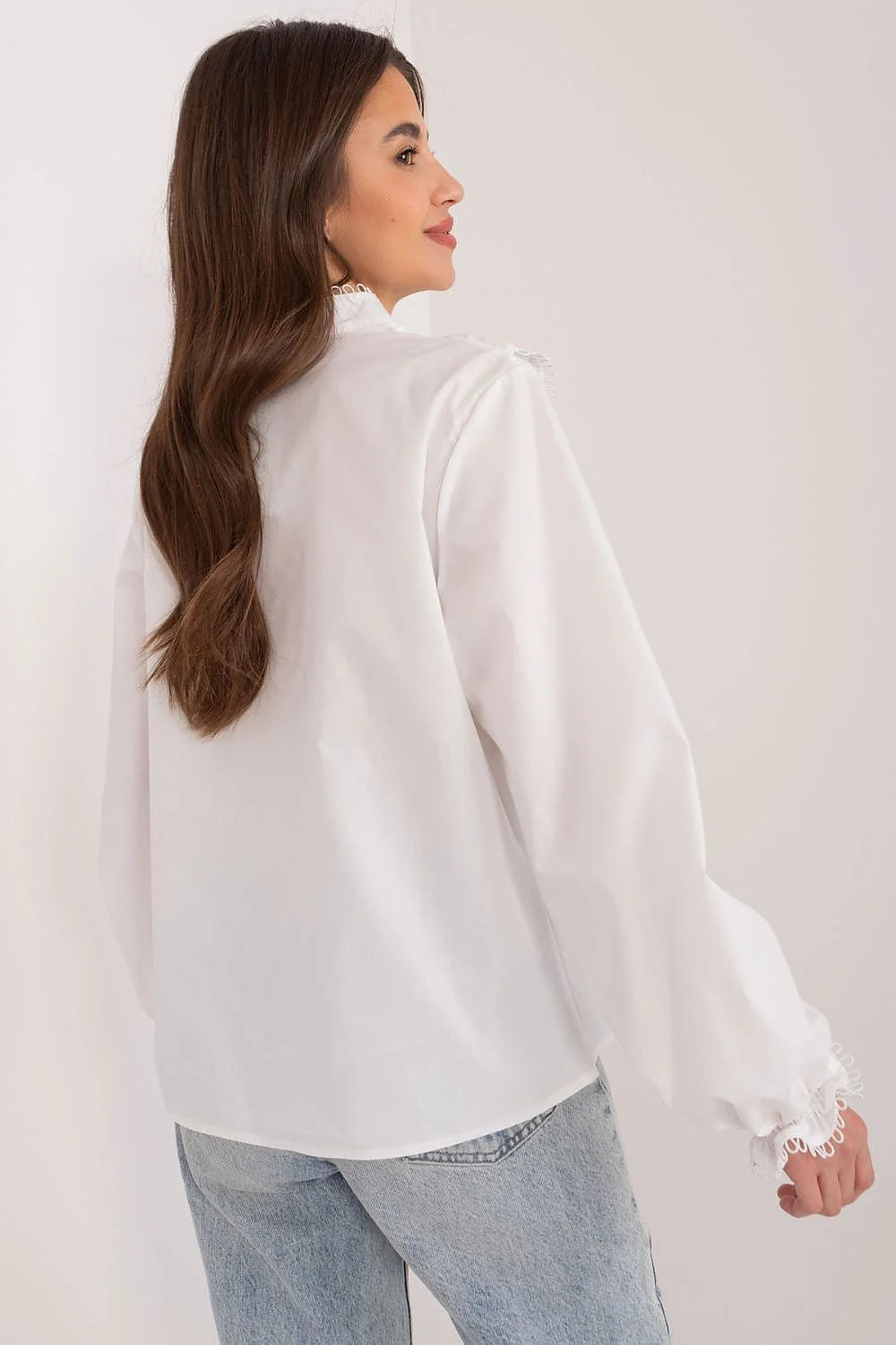 Chemisier élégant en coton blanc coupe ample col montant manches longues festonnées vintage style professionnel femme