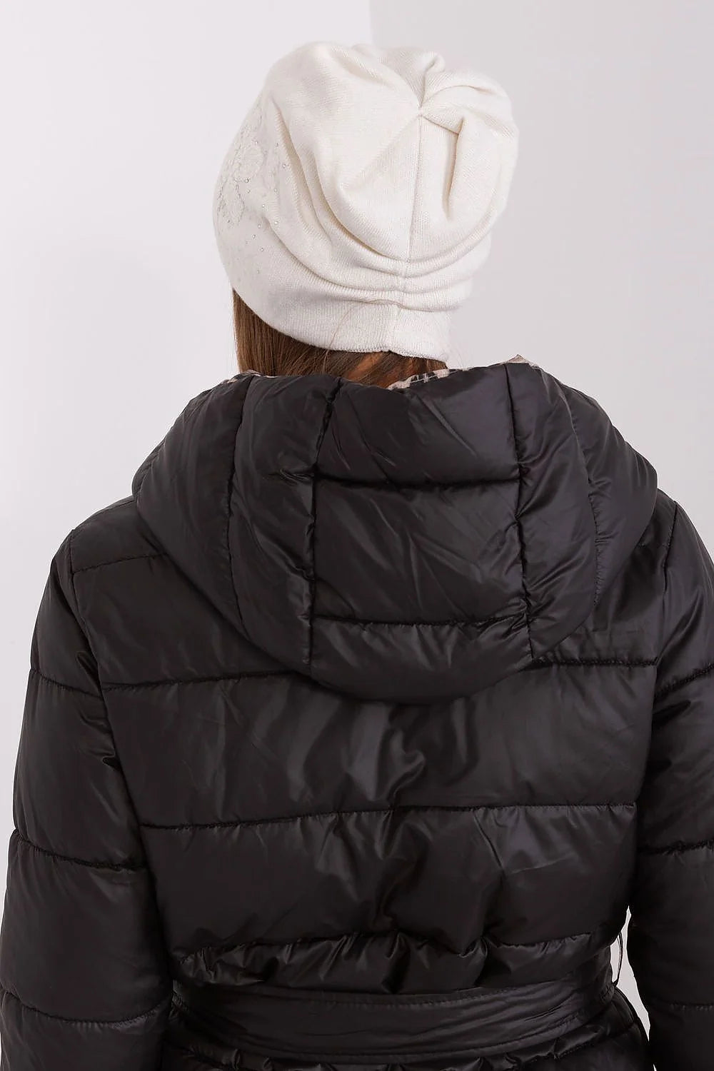 Manteau d'hiver matelassé noir pour femme, style élégant, coupe cintrée, capuchon doublé, ceinture à nouer, confort et style
